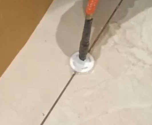 麦盖提瓷砖空鼓维修公司专业解答瓷砖在铺贴过程中，如果没有涂抹均匀到位的粘结材料（如水泥砂浆或瓷砖胶），可能会导致以下问题