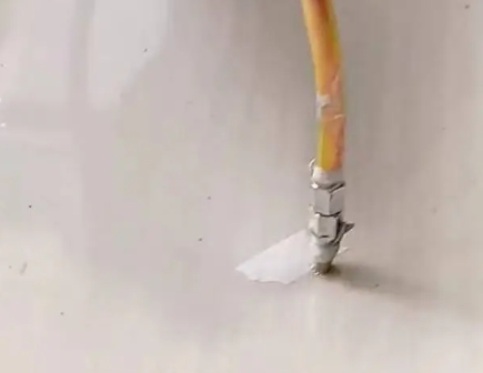 麦盖提瓷砖空鼓维修公司专业解答在瓷砖铺贴过程中，如果使用的砂料过粗（如全部使用了粗砂），可能会导致以下问题